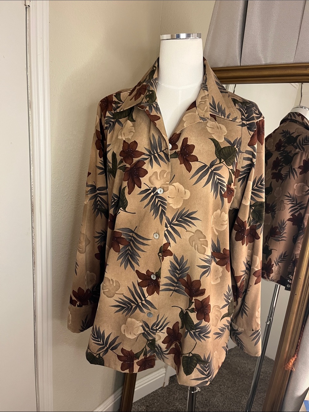 Women's Taupe Floral Button-Front Shirt